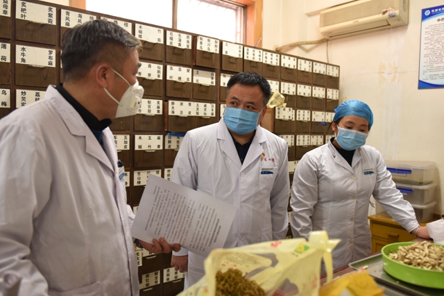 省四院领导深入临床一线检查疫情防控及科室工作开展情况