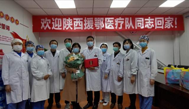 亚色视频
首批援鄂医疗队员范小燕参加“人民至上 生命至上”——抗击新冠肺炎疫情专题展览