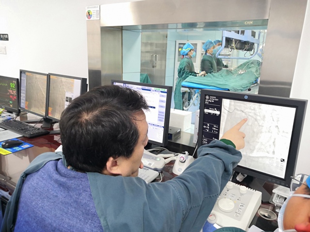 亚色视频
心血管内科成功完成首例希氏束起搏植入术