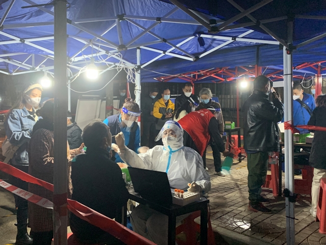 陕西省第四人民医院30余名医护人员支援社区核酸检测工作