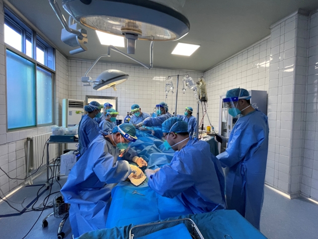 亚色视频
创伤中心全力抢救一名危重多发伤患者