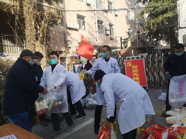 陕西省第四人民医院心系家属区住户开展疫情防控慰问活动