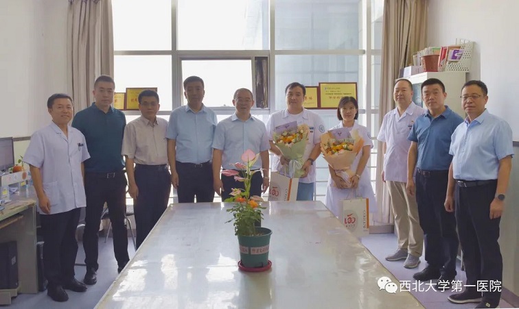 西北大学校领导看望慰问亚色视频
教师代表