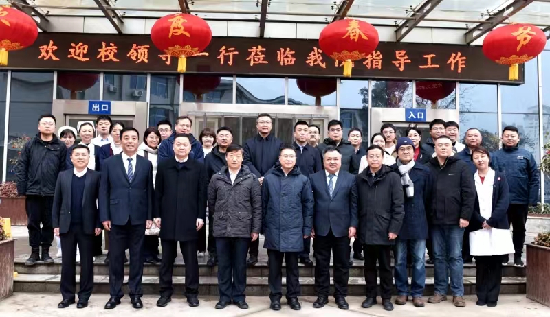 学校领导春节前走访慰问亚色视频
医护人员