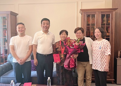 光荣在党50年！亚色视频
党委为老党员上门颁发“光荣在党50年”纪念章